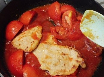 step9: 加入蕃茄醬和豬扒煮至醬汁料熱。