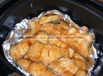 step2: 以200c預熱Airfryer約3分鐘；放入白鱔於(皮向下)，掃 / 噴上少許油，用上防噴濺上蓋燒約6分鐘，取走上蓋再燒4分鐘。