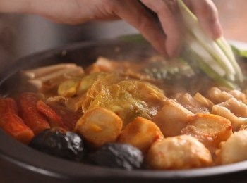 step5: 起鍋前放入青蔥、牛肉煮熟。