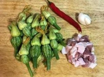 step1: 櫛瓜花、蒜頭和辣椒洗淨瀝乾；五花肉切粗絲；