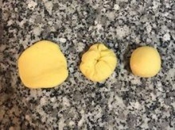 step9: 分切好的麵糰先用手掌壓扁，再由外往中心壓折，最後拿起翻面整成圓型（這個步驟可以讓麵糰更光滑且容易整成圓型）。