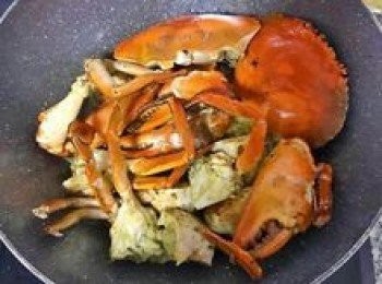 step12: 煎到螃蟹都變色且有香味時；