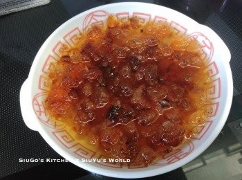 step1: 桃膠以凍水浸泡約6至8小時(預早一晚浸泡)，洗淨。