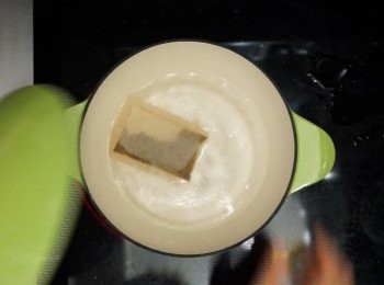 step4: 另備一鍋，下一湯碗水，冷水下鰹魚湯包，開大火煮沸