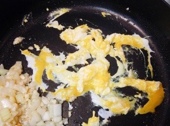 step5: 在旁加入一隻蛋並炒散至有些少熟 (我懶所以直接將蛋打入，沒有另外盛起發勻才加入)。白飯需加入雞蛋炒香至乾身，