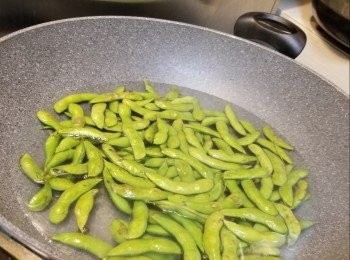 step5: 處理任何菜類做法一樣:用1茶匙鹽,1茶匙砂糖,少許油將菜類水滾計烚3分鐘左右取出待用,(如用毛豆就烚5分鐘,去水份取出豆待用)