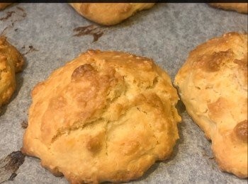 step4: 預熱焗爐，把麵糊分成6份，做成球形放在烤盤上，放入焗爐，200度上下火焗20分鐘，取出上面掃上金獅糖漿，放涼5分鐘，再掃上一層金獅糖漿，放入焗爐，200度上下火焗1-2分鐘，即成。