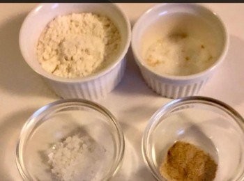 step5: 麵包糠。糖。胡椒粉和鹽。
至於鹽可有可無，因為鱈魚用鹽醃過，所以不需要落鹽，不然便會太咸。