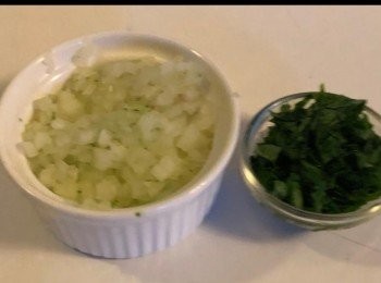 step6: 洋蔥切碎和切碎的芫茜。