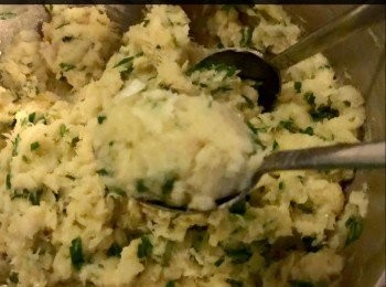 step9: 用兩隻湯匙舀起魚蓉，用另一隻匙整成橄欖形狀。