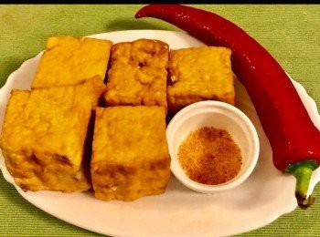 step1: 5件炸豆腐或3塊硬豆腐，洗淨切丁塊，放在廚房紙上，吸去多餘水分備用。  

1隻紅辣椒切粒。1茶匙蒜蓉。1/4茶匙鹽。1茶匙生抽。1茶匙米洒。1茶匙糖。1湯匙椒鹽。