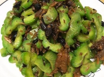 step5: 然後倒入涼瓜及調味炒勻，即可上碟享用。
一道簡單的家常菜完成了。