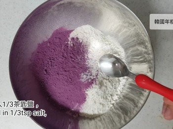 step2: 現在準備<span class="group_2">麵糰</span>，我用了大約400g高筋麵粉，
加入大約35g紫薯粉，1/3茶匙鹽，45g牛油，50g糖(optional)，用手輕輕將麵粉和牛油搓勻，