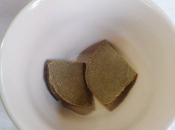 step5: 咖喱磚放入杯中。