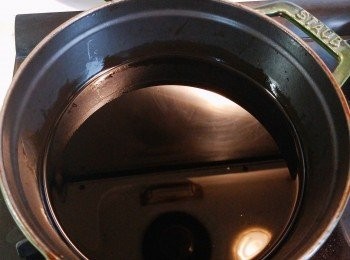 step4: 完美的瑞士汁已完成。整好的瑞士汁可以用來煮其他<span class="group_1">食材</span>，如豆腐、蛋和雞脾，也可用來炒河，烏東，意粉等，所以汁可以留起重覆再用，越留得耐越好味。