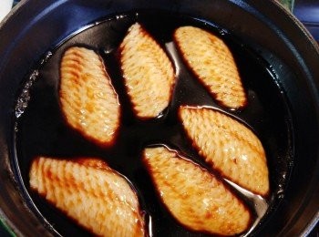 step8: <a href="https://bit.ly/3zHU5V3" target="_blank" data-keyword="雞翼" class="guide-link"><strong>雞翼</strong></a> <span style="display:inline-block;vertical-align:middle;margin-top:-3px;color:initial;border-radius:3px;padding:2px 3px;font-size:12px;line-height:14px;background:#87d300;color:#fff;">即買</span> 放入瑞士汁煮3分鐘後熄火，不要開蓋，浸焗多約30分鐘即成。
用完的瑞士汁我會留起再用，徹底攤凍後再瀘走雜質，放入保鮮袋，然後放入冰格。每次翻用可不停按比例加水及調味， 變成舊鹵水汁， 越舊越好味。