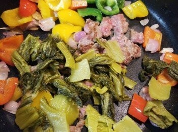 step7: 將味菜回鑊兜炒。