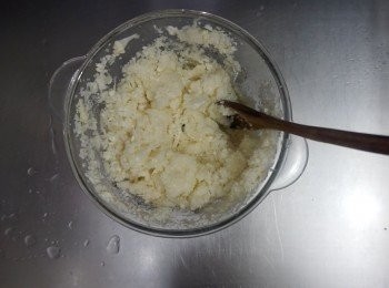 step1: 椰菜花先切件，浸30分鐘，洗淨瀝乾後，用碎肉機攪碎或刨碎