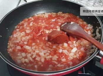 step9: 現在煮醬汁，熱鑊下油，炒香蒜蓉，
加入洋蔥粒炒至軟身
加入400g罐頭蕃茄、茄膏，再加入糖和羅勒拌勻
倒入200毫升雞湯，不需要用完所有雞湯，認為有需要再增添，加入適量黑胡椒粉，
關蓋煮10至15分鐘