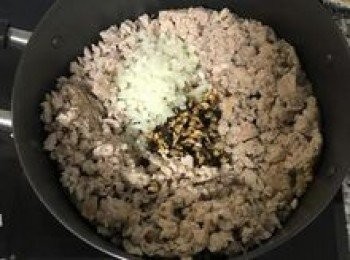 step5: 放入洋蔥丁和香菇炒出香氣；