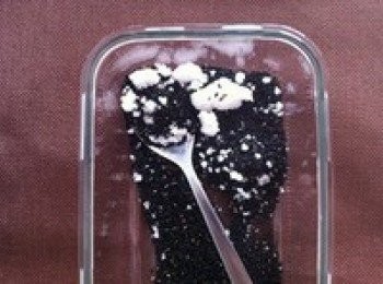 step1: 先把黑芝麻炒熟再與白糖混合