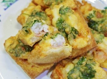 step4: 【煮食】
燒一鑊油，油滾後放入多士(蝦向上)，中火炸至定形；
然後翻轉多士(蝦向下)，中火炸至熟(約3分鐘)，完成！