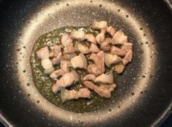 step3: 炒鍋燒熱後，放少許油並將五花肉炒香；