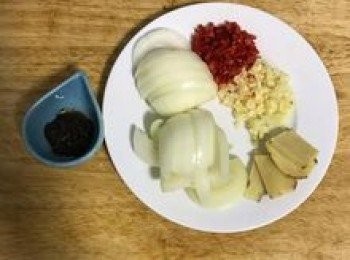 step2: 洋蔥去皮切條狀；蒜切末；辣椒去籽切小末；薑切片；豆鼓切碎；