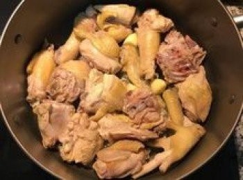 step3: 鍋內放少許油，先將雞肉炒過，炒變色後倒入一半量的米酒拌炒去腥；