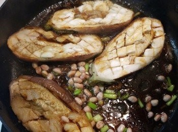 step5: 茄子反轉，先加入少許油略炒葱白和花生(花生亦可上碟後才加入)，如喜歡辣可加辣椒，再加入日式照燒汁和味醂煮至略為收汁便可，上碟最後撒上葱和鰹魚碎便可享用。