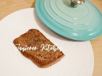 step6: 當另一邊也變啡色及有少許深啡脆邊即煎好，把牛扒放在盤子上，用蓋子蓋著5分鐘。此步驟可以讓牛肉收回血水，保留肉汁。