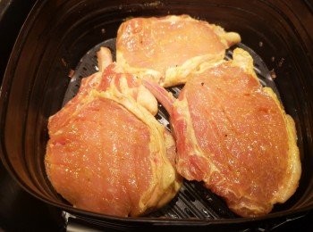 step1: 豬扒用刀背剁幾下，再先用<span class="group_2">醃料</span>醃一小時以上，先用空氣炸鍋或焗爐爐溫設120度焗15分鐘，中段時間豬扒反一次再焗。