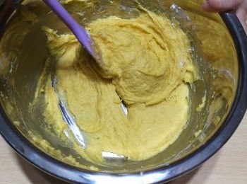 step3: 蛋黃、橄欖油、牛奶、25克糖和過了篩的麵粉拌勻。