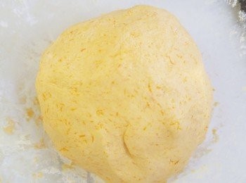 step6: 用手搓成粉糰，直至光滑柔軟不黏手。