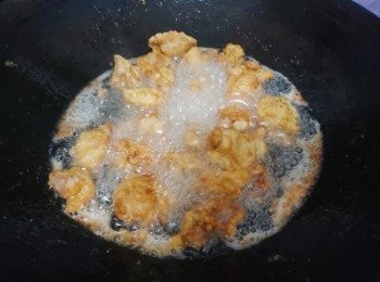 step5: 熱鍋入油，油溫大約到達160度時，逐件放落雞件炸至開始上色時撈起稍涼，大約放2分鐘，再燒熱油至180~200度，將所有炸雞回鍋炸至金黃脆身，盛出即可。
小貼士：
炸雞時儘量少鬱雞塊，炸漿開始色先翻轉第二面炸，不然會甩皮。
用低溫油炸雞，可以保持雞肉嫩身，再用高溫油炸可以逼走多餘的油份。