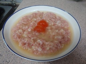 step7: 放上鹹蛋黃，  蒸12分鐘便完成。