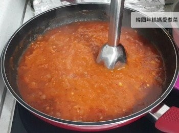 step10: 用手提攪拌器攪爛茄醬
用細火繼續煮多一會，試一試味，不夠味就加點鹽調味