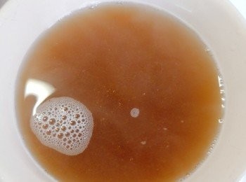 step6: 並用熱水先溶開。