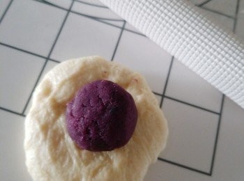 step8: 將小麵糰擀開包入紫薯餡，揑好收口向下並滾圓。