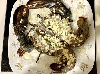 step3: 蒜頭切碎成蒜蓉，放於龍蝦上。