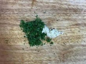step3: 蒜頭拍扁去皮切末；巴西里葉洗淨擦乾切末；