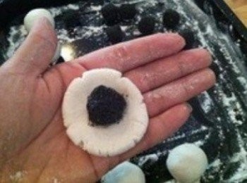 step8: 小麵團壓扁包上黑芝麻餡