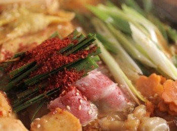 step6: 最後再放上白芝麻、芝麻油，並放上韭菜，灑上辣椒粉就完成了。