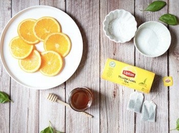 step2: 橙以適量梳打粉洗刷表面，用清水洗乾淨，再放入熱水約30秒以消毒表面，抹乾後切片。
📝用西柚、檸檬也很不錯啊~