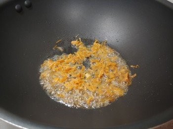 step1: 瑤柱浸軟，拆散成絲狀再搾乾水份備用; 燒熱適量油，把瑤柱炸香後撈起備用