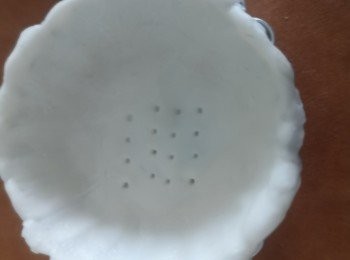 step4: 蛋撻模需要掃油，酥皮放入模中推開，酥皮要俾蛋撻模大約3mm，再用叉拮幾下酥皮，放雪櫃備用。