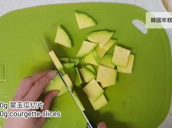 step3: 180g翠玉瓜切片，