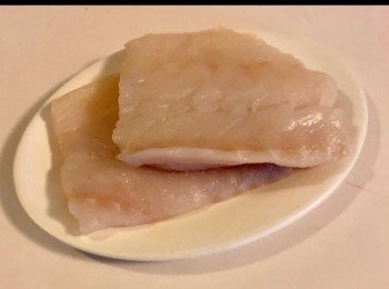 step3: 鱈魚解凍後，用鹽醃3小時。