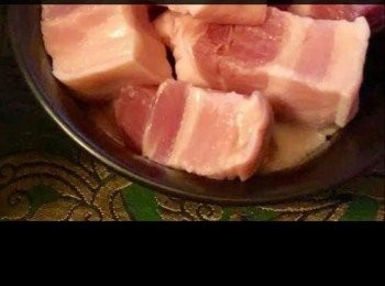 step2: 五花腩切件。