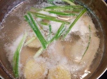 step5: 清水下適量的薑/蔥和紹酒(食譜額外份量)煲滾，放入<a href="https://bit.ly/3zHU5V3" target="_blank" data-keyword="雞翼" class="guide-link"><strong>雞翼</strong></a> <span style="display:inline-block;vertical-align:middle;margin-top:-3px;color:initial;border-radius:3px;padding:2px 3px;font-size:12px;line-height:14px;background:#87d300;color:#fff;">即買</span> 汆水約1-2分鐘(幫助去掉雪味)，取出沖一沖水(沖走<a href="https://bit.ly/3zHU5V3" target="_blank" data-keyword="雞翼" class="guide-link"><strong>雞翼</strong></a> <span style="display:inline-block;vertical-align:middle;margin-top:-3px;color:initial;border-radius:3px;padding:2px 3px;font-size:12px;line-height:14px;background:#87d300;color:#fff;">即買</span> 上的雜質)。